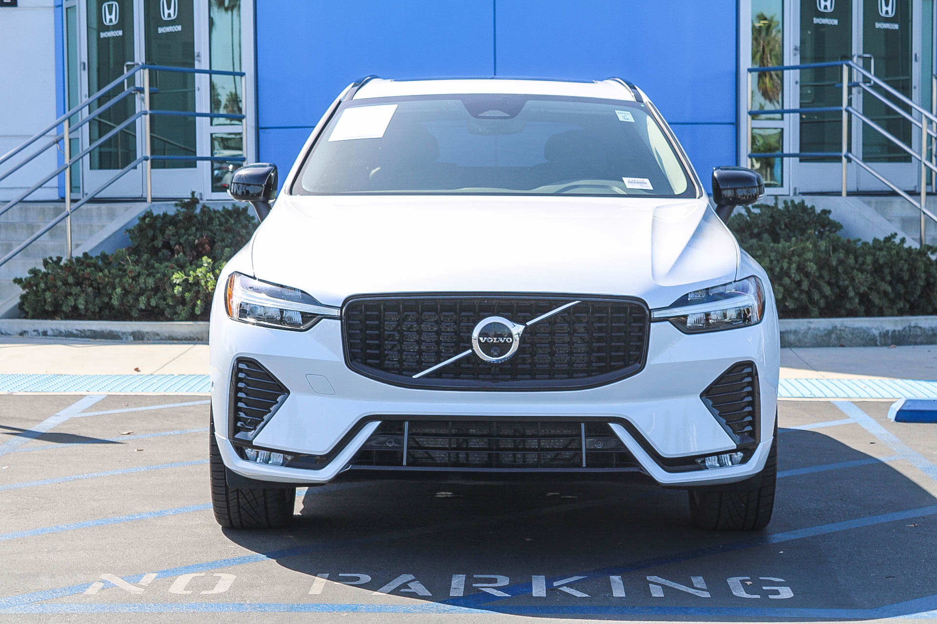 Used 2023 Volvo XC60 B5 Plus w/ Protection Package AWD/4WD image 2