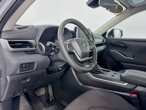 Used 2023 Toyota Highlander LE image 12