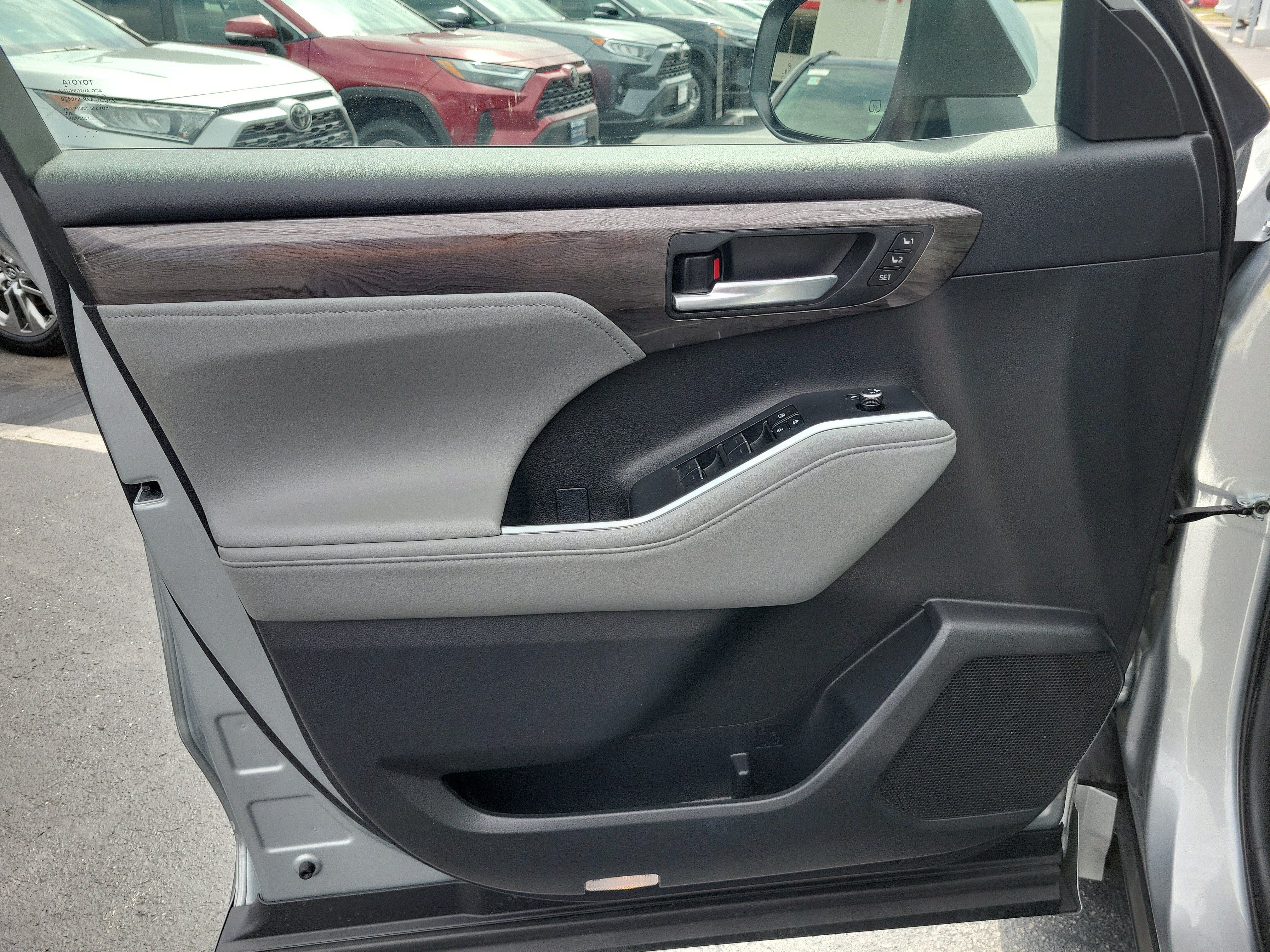 Used 2024 Toyota Highlander Limited AWD/4WD image 19