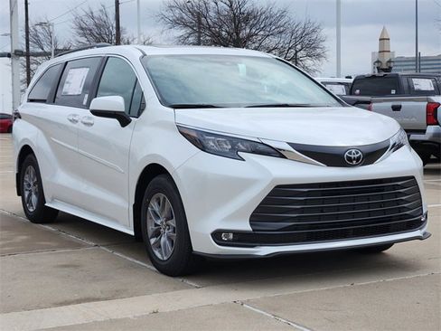 New 2026 Toyota Sienna XLE image 2