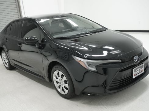 Used 2024 Toyota Corolla LE FWD image 3