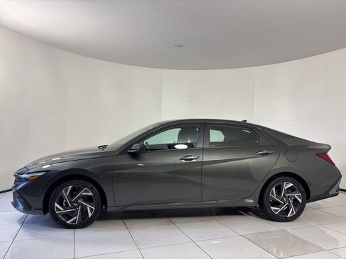 Used 2025 Hyundai Elantra SEL FWD image 2