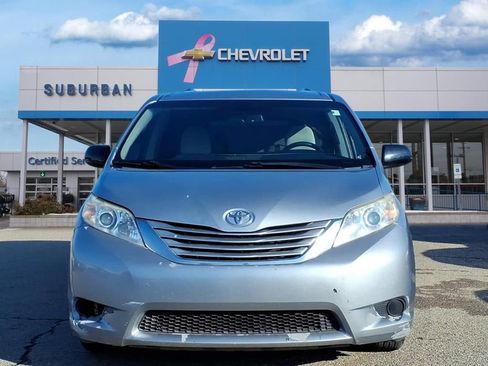 Used 2016 Toyota Sienna LE image 2