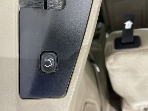 Used 2015 Chrysler Town & Country Limited Platinum image 17