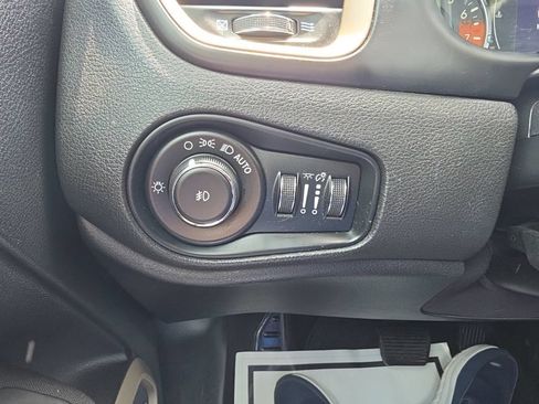 Used 2016 Jeep Renegade Latitude w/ Cold Weather Group AWD/4WD image 17