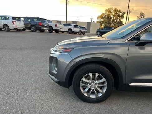Used 2019 Hyundai Santa Fe SE image 4
