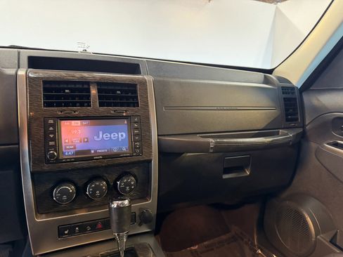 Used 2012 Jeep Liberty Limited w/ Tire & Wheel Group image 17