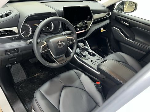 New 2026 Toyota Highlander XLE image 13