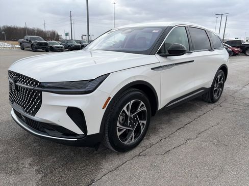 Used 2025 Lincoln Nautilus Premier image 3