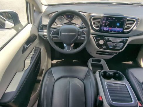 Used 2023 Chrysler Pacifica Touring-L FWD image 20