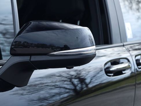 Used 2025 Toyota Sienna Platinum image 25