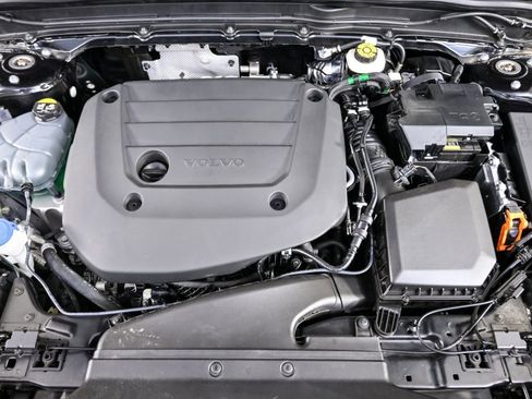 Used 2025 Volvo XC40 B5 Plus image 35