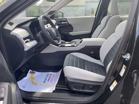 New 2025 Mitsubishi Outlander SE image 12