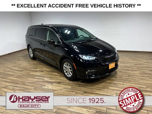 Certified 2024 Chrysler Pacifica Touring-L FWD image 17
