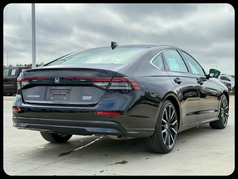 Used 2024 Honda Accord Touring image 11