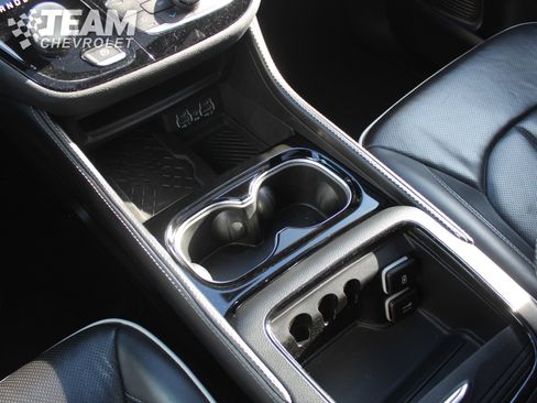 Used 2025 Chrysler Pacifica Limited image 20