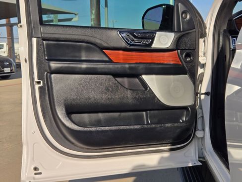 Used 2019 Lincoln Navigator Reserve image 11