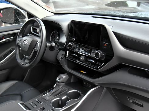 Used 2023 Toyota Highlander XLE image 50