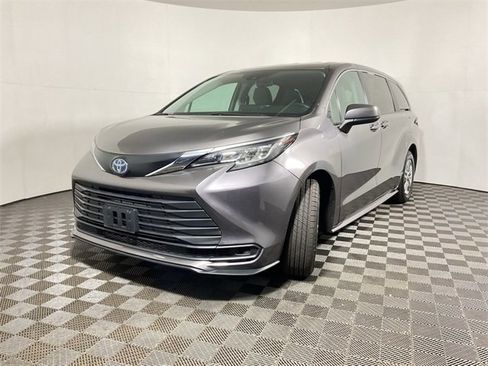 Used 2022 Toyota Sienna LE image 7