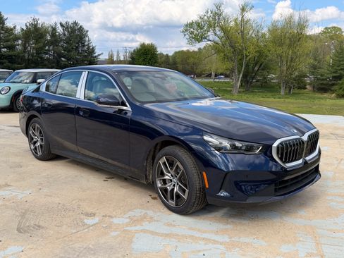 Used 2026 BMW 530i xDrive w/ Premium Package AWD/4WD image 3