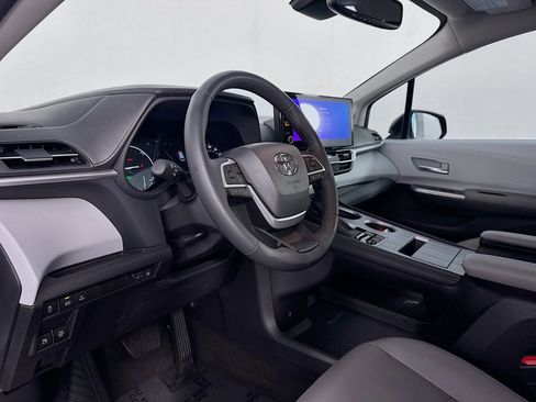 Used 2025 Toyota Sienna XLE w/ XLE Plus Package image 12
