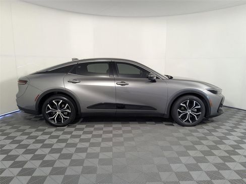 Used 2023 Toyota Crown Limited image 4