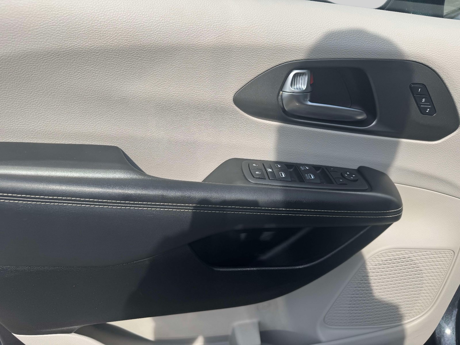 Used 2020 Chrysler Pacifica Touring-L w/ Advanced Safetytec Group FWD image 17