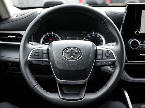 Used 2023 Toyota Highlander LE image 18