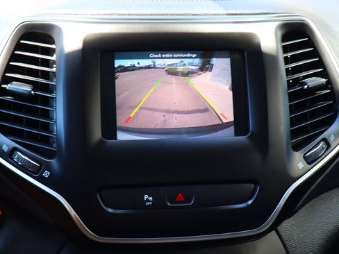 Used 2019 Jeep Cherokee Latitude Plus w/ Comfort/Convenience Group FWD image 48