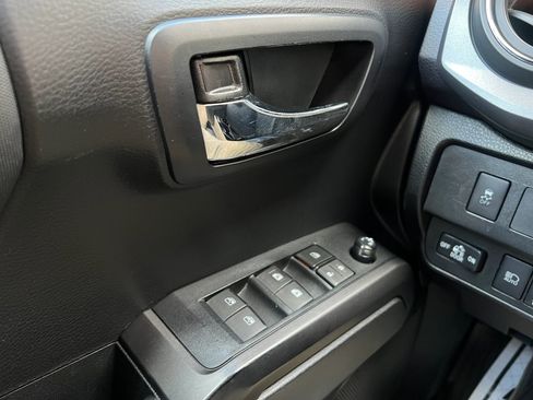 Used 2020 Toyota Tacoma TRD Off-Road image 26