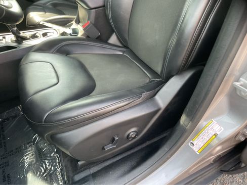 Used 2019 Jeep Cherokee Latitude Plus w/ Comfort/Convenience Group FWD image 16