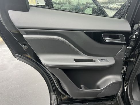 Used 2019 Jaguar F-PACE Premium image 30