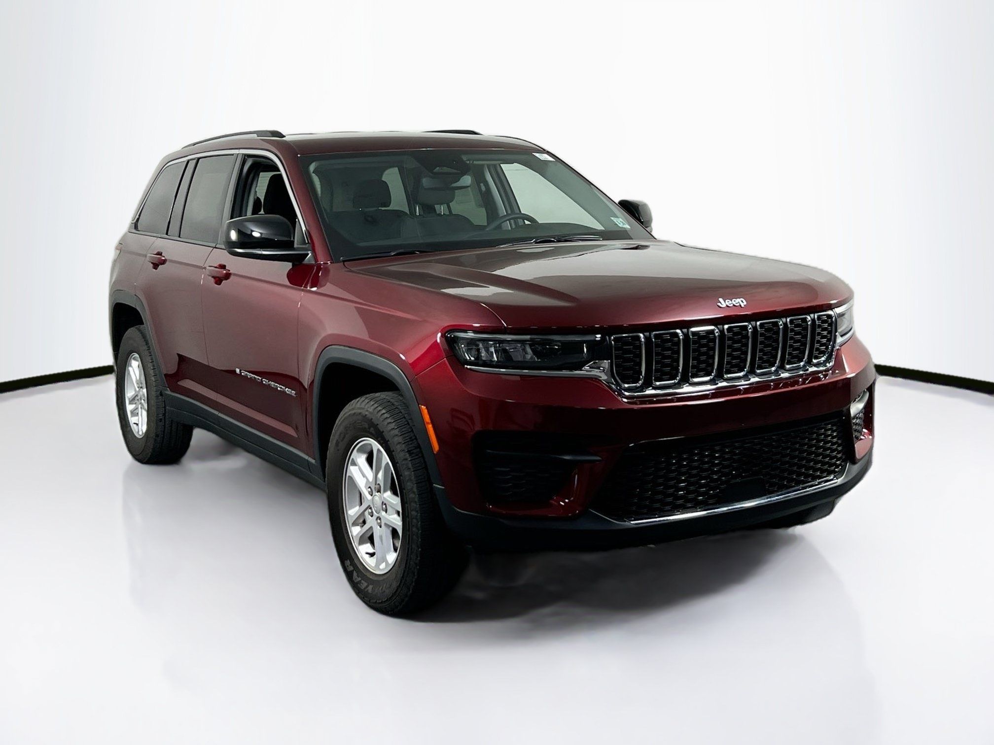 Used 2023 Jeep Grand Cherokee Laredo w/ Luxury Tech Group I AWD/4WD image 3