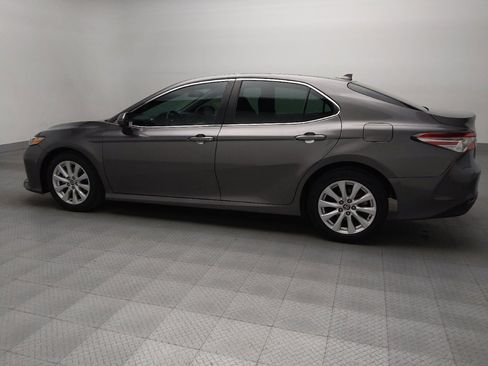 Used 2020 Toyota Camry LE image 3