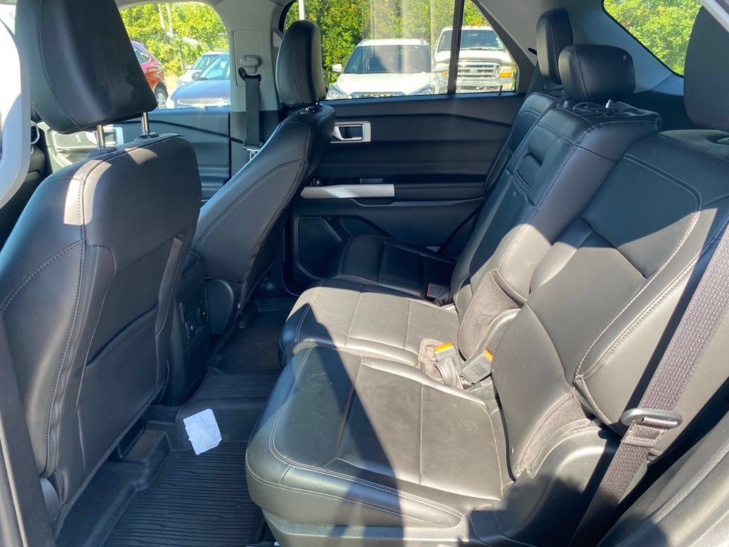 Used 2022 Ford Explorer XLT w/ Equipment Group 202A AWD/4WD image 9
