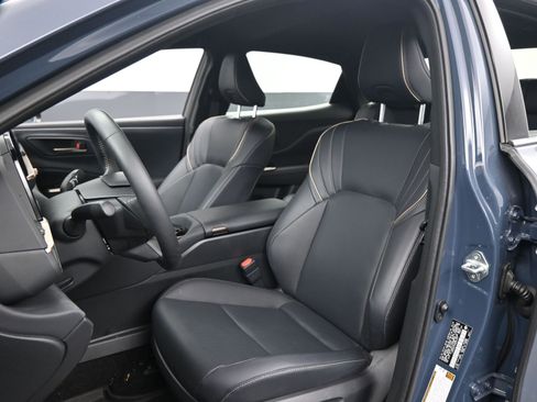 Certified 2025 Toyota Crown XLE image 17