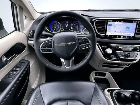 Used 2023 Chrysler Pacifica Touring-L image 8