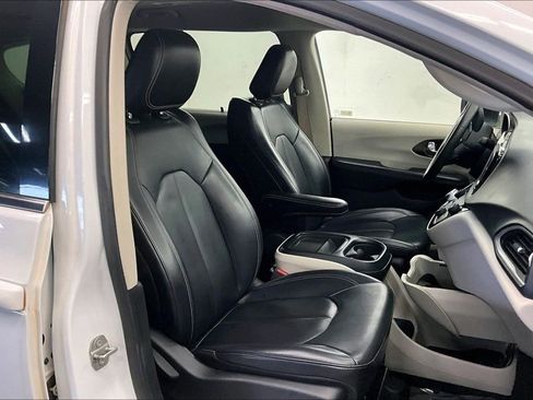 Used 2021 Chrysler Voyager Lxi image 6