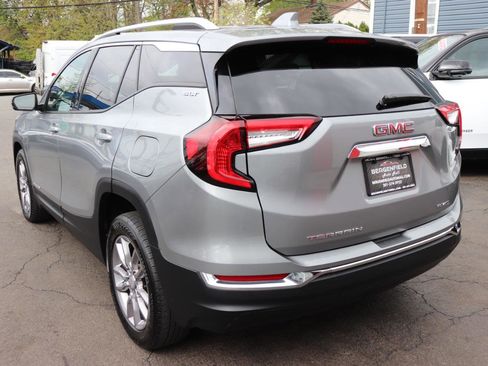 Used 2024 GMC Terrain SLT image 3