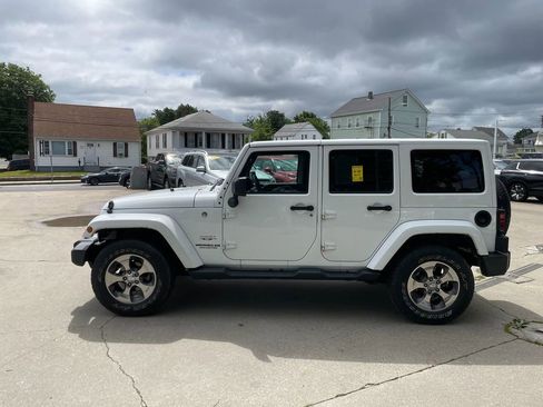 Used 2017 Jeep Wrangler Unlimited Sahara w/ Connectivity Group AWD/4WD image 9