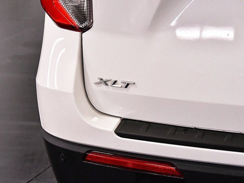 Used 2022 Ford Explorer XLT image 11