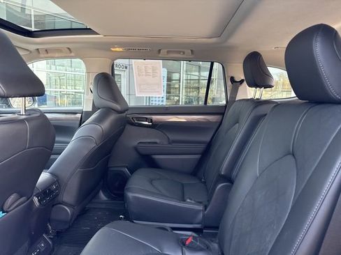 Used 2025 Toyota Highlander Platinum image 28