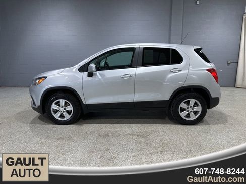 Used 2022 Chevrolet Trax LS w/ Tint and Cruise Package image 5