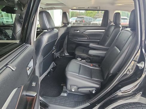Used 2019 Toyota Highlander XLE AWD/4WD image 24