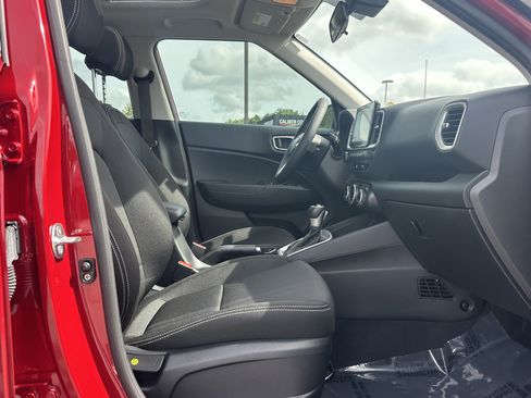 Used 2025 Hyundai Venue SEL FWD image 14