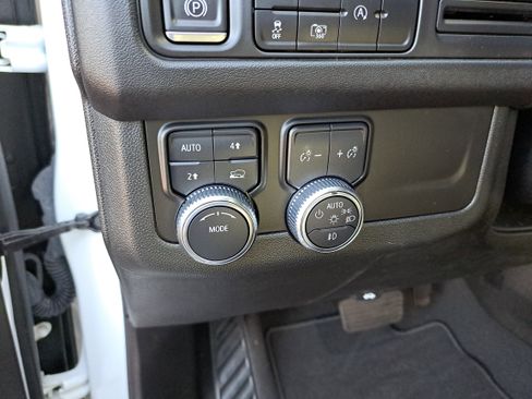 Used 2023 GMC Yukon SLT w/ SLT Premium Package image 16