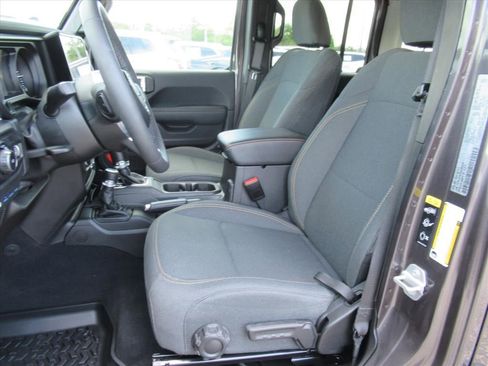 Used 2025 Jeep Wrangler Unlimited Sahara w/ Safety Group AWD/4WD image 18