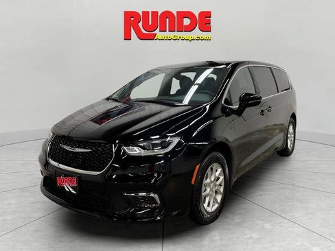 New 2026 Chrysler Pacifica Select image 1