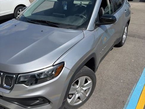 Used 2022 Jeep Compass Latitude FWD image 3