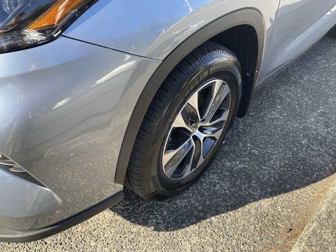 Certified 2024 Toyota Highlander XLE AWD/4WD image 8